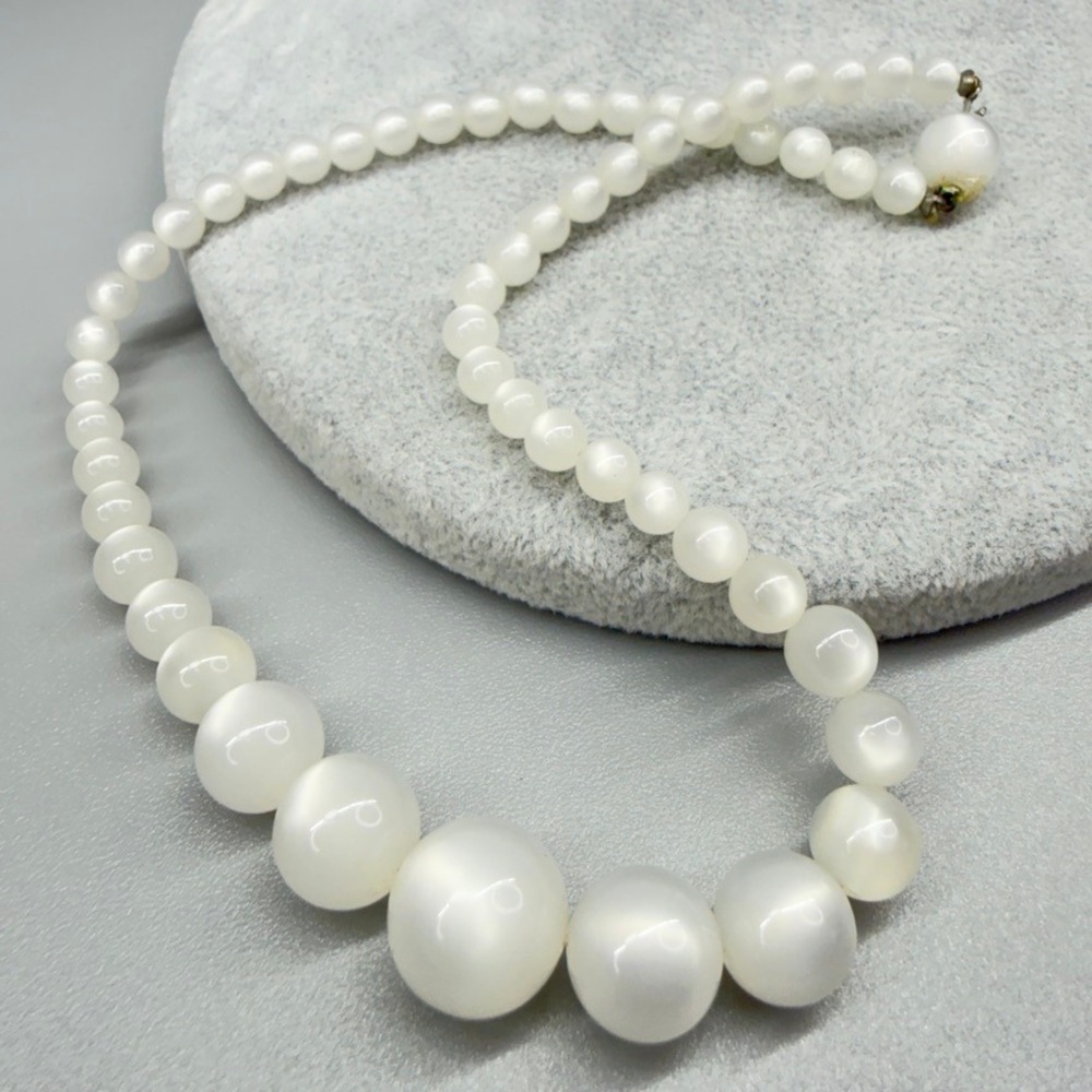 Vintage White Moon Glow Necklace Graduated Bead 14"